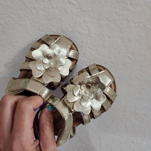 Dream Pairs Closed Toe Flower Summer Dress Sandal in Gold Size 4T - Picture 1 of 4